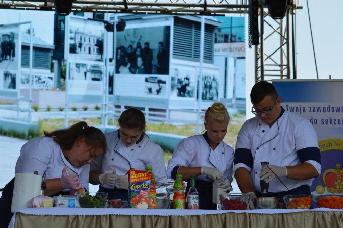 Pokaz uczniów na Familijnym Pikniku Naukowym